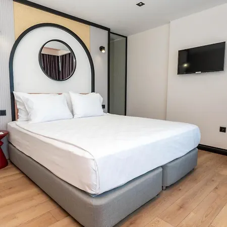 Just Hotel *